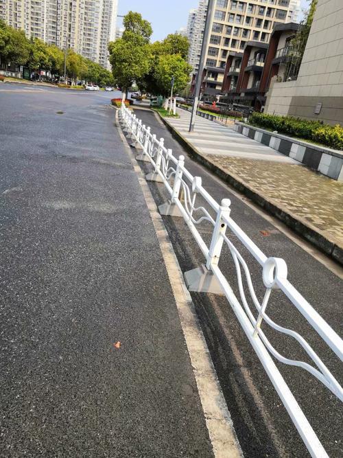 跨越边界的白色弧线 上海城市空间中「护栏美学」的三重面向